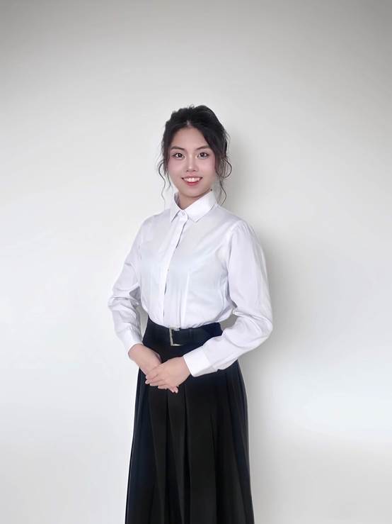 女人穿着裙子站着AI 生成的内容可能不正确。