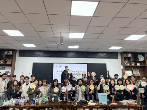 beat365英国官方网站与贵州航天技术学院联合举办“扇引酒香，漆韵留华”留学生交流活动