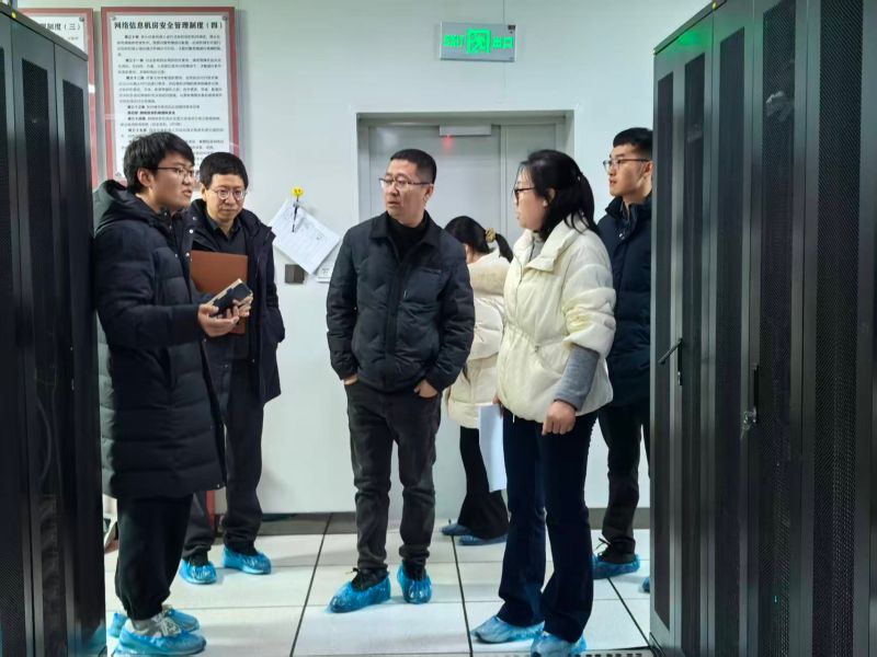 beat365英国官方网站校领导深入图书信息中心开展寒假前安全工作检查